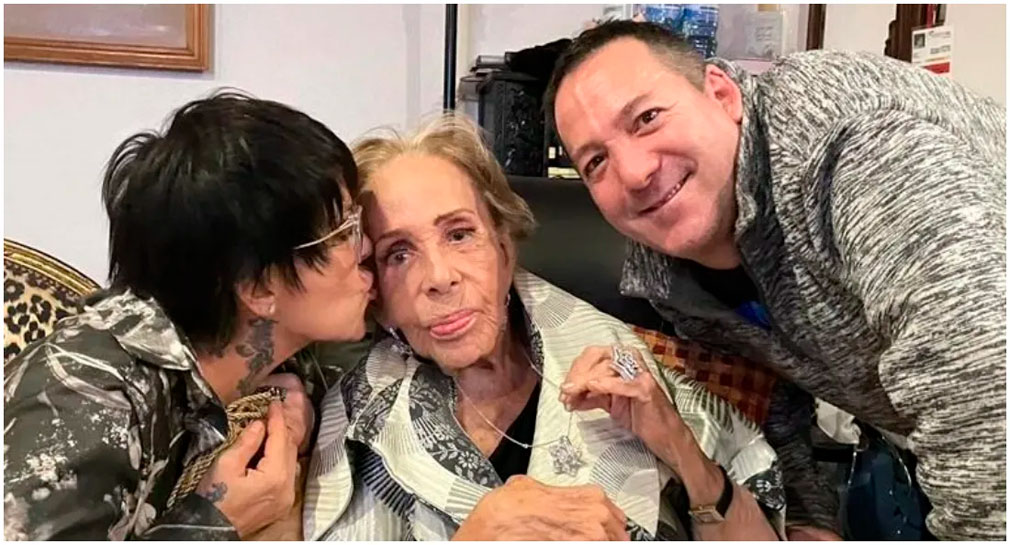 Acusan a Alejandra Guzmán de “exhibir” a Silvia Pinal en FOTOS por el 10 de mayo