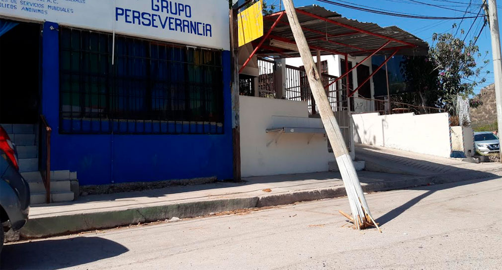 Denuncian poste caído en colonia El Apache de Hermosillo, temen vecinos caiga encima de alguien
