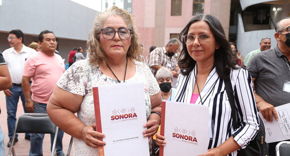Entregan escrituras, testamentos y cancelaciones de hipotecas a familias de 5 colonias en Hermosillo y de Miguel Alemán