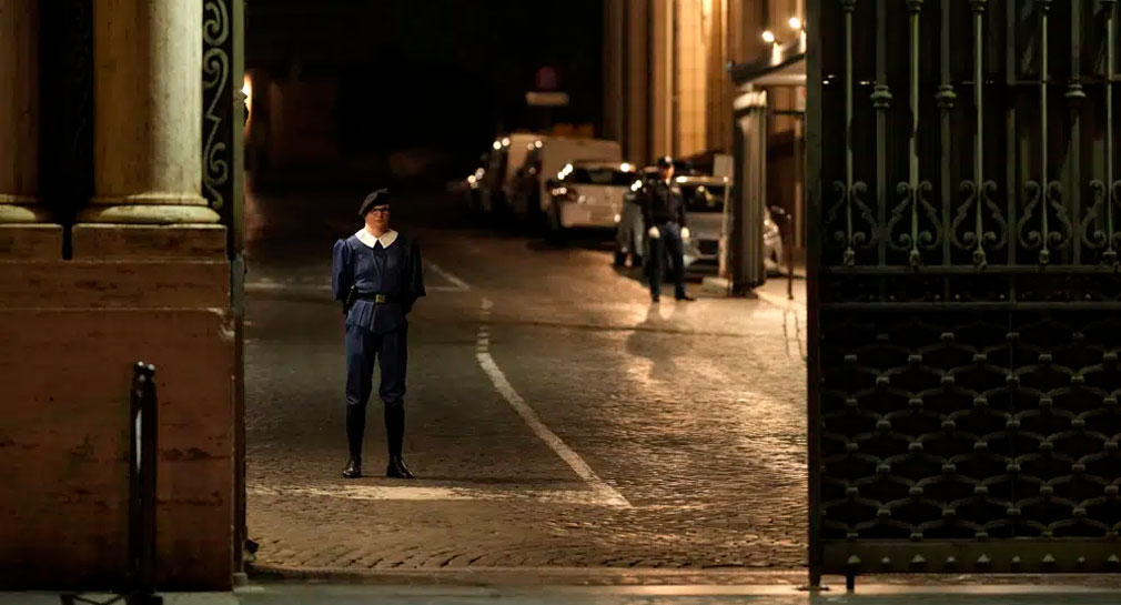 Detienen a sujeto que pasó a toda velocidad frente al Vaticano y evadió a los guardias