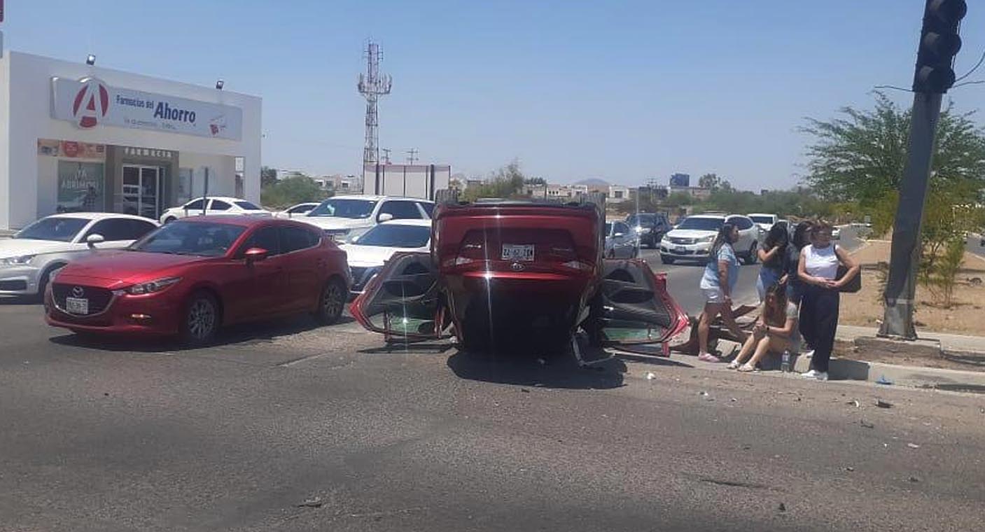 Vehículo queda volcado tras participar en choque sobre bulevar Las Quintas en Hermosillo
