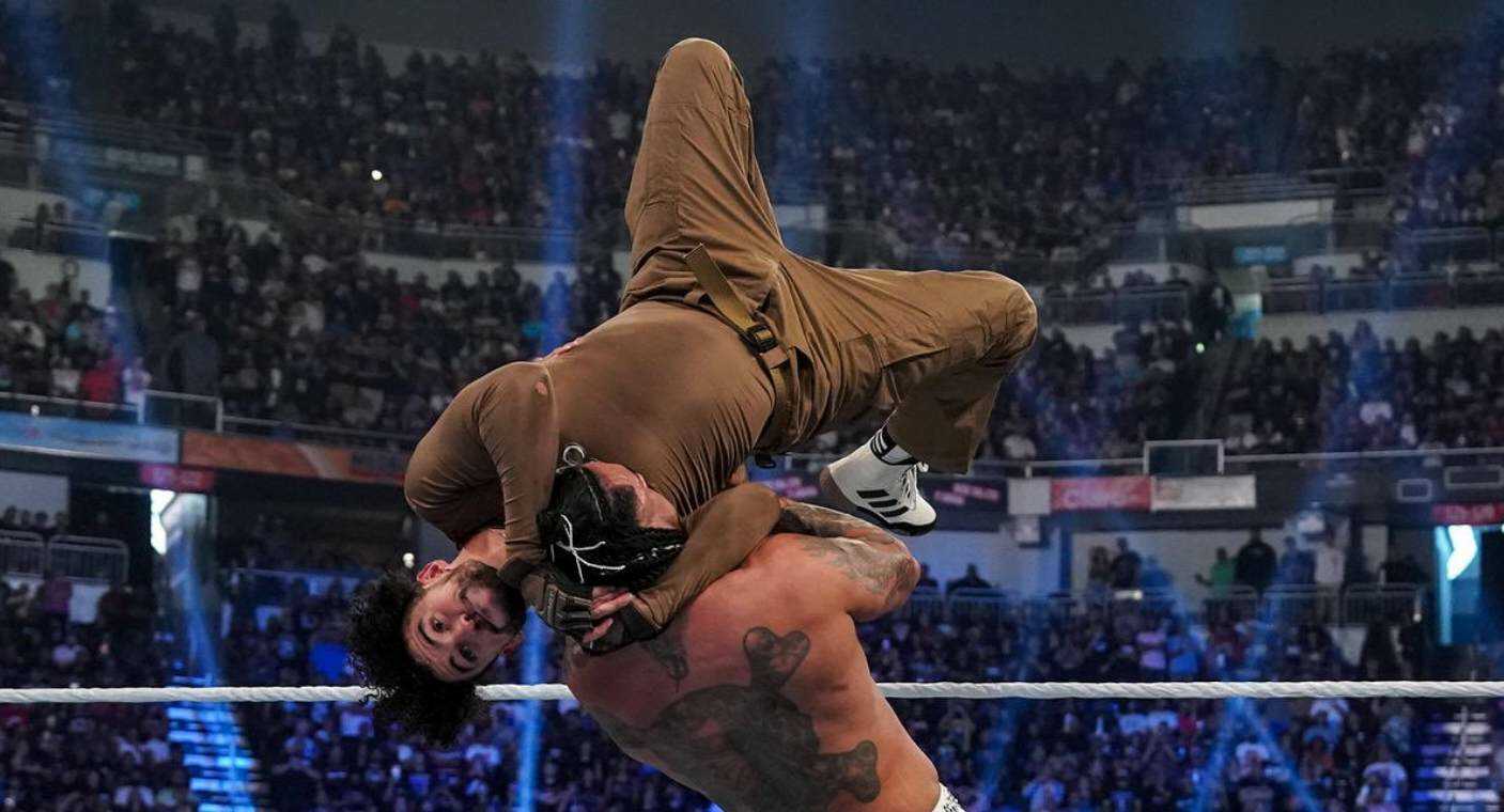 Bad Bunny protagoniza una épica pelea de la WWE con palos y sillas (VIDEO)