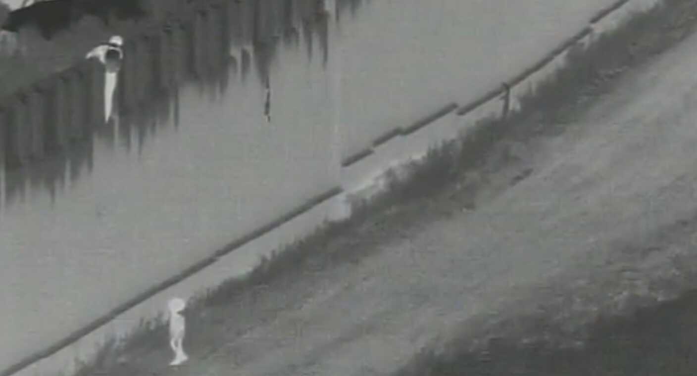 Captan el momento cuando arrojan a niño sobre la barda fronteriza en San Diego (VIDEO)