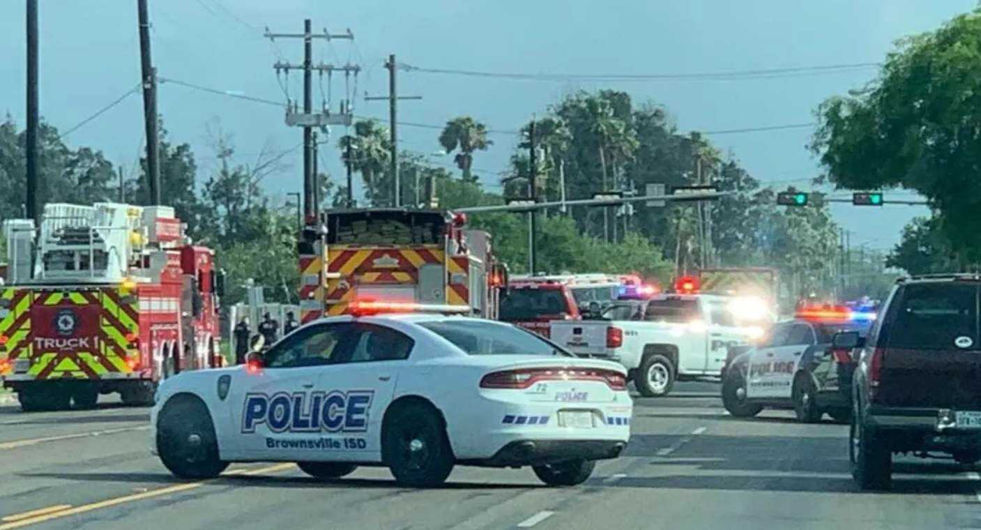 Auto atropella a grupo de personas y mueren 7 frente a refugio de migrantes, en Brownsville