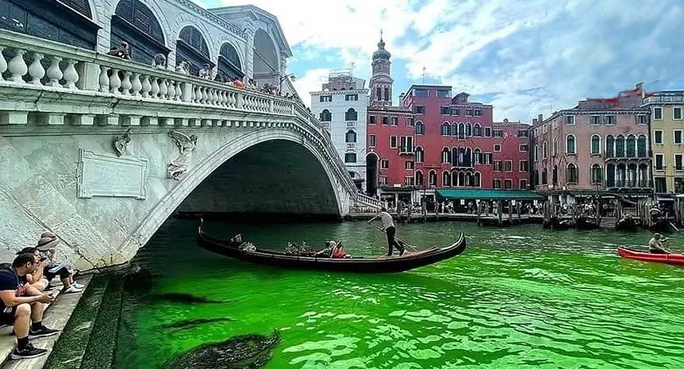 Gran Canal de Valencia se ‘pinta’ de un misterioso verde fosforescente