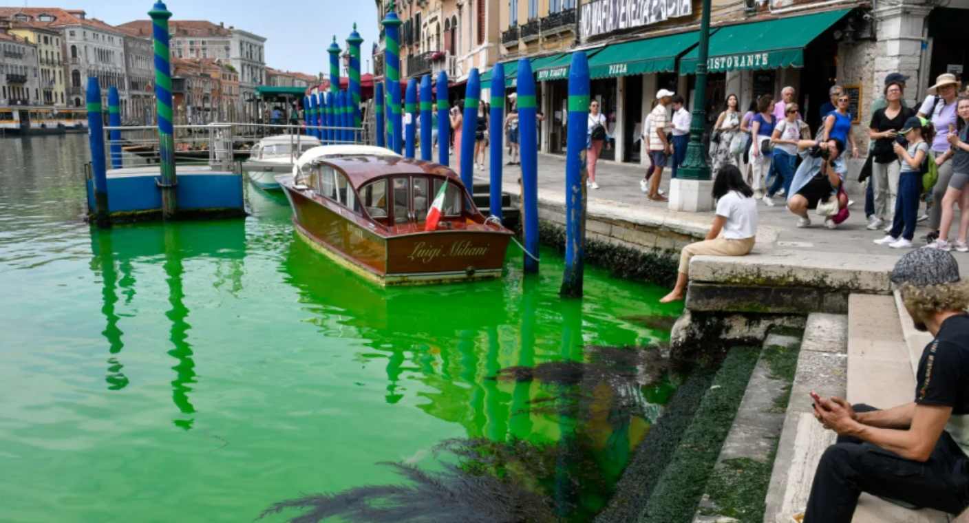 Autoridades descubren por qué un canal se volvió verde fluorescente en Venecia