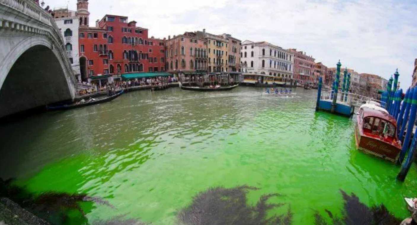 Investigan origen de líquido verde en el Gran Canal de Venecia