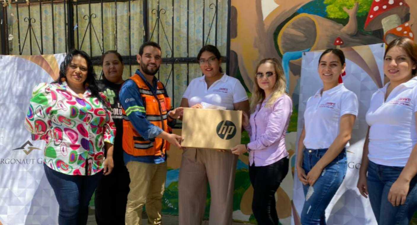 Entregan Argonaut Gold, Solemnsa y comunidad ciclista computadoras a escuelas de La Colorada