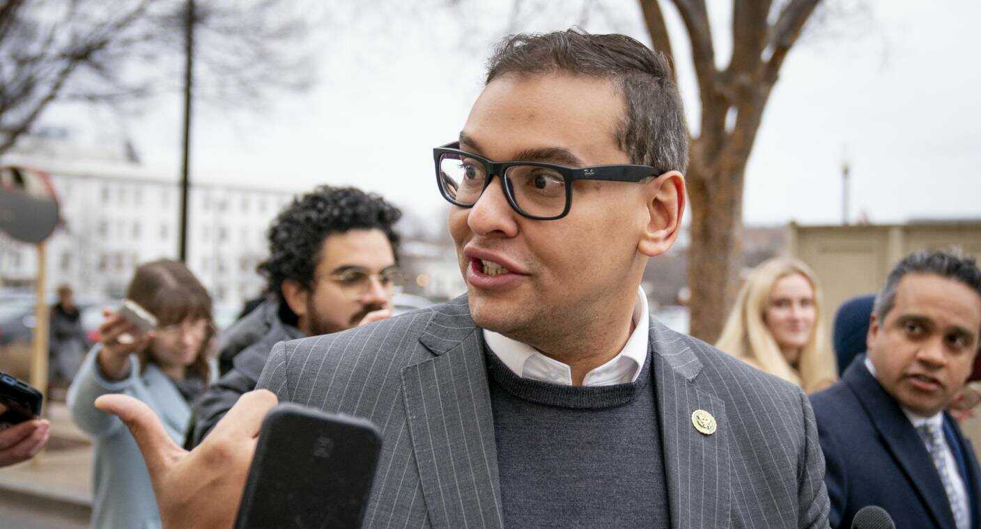 El congresista republicano George Santos se entrega a las autoridades para enfrentar cargos criminales