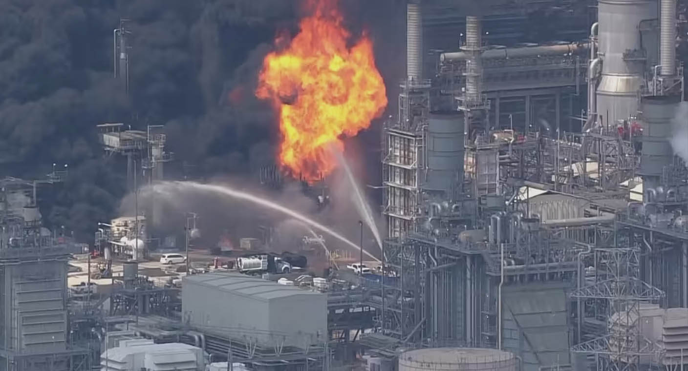 Reportan incendio tras explosión en planta de refinería cerca de Deer Park, Texas