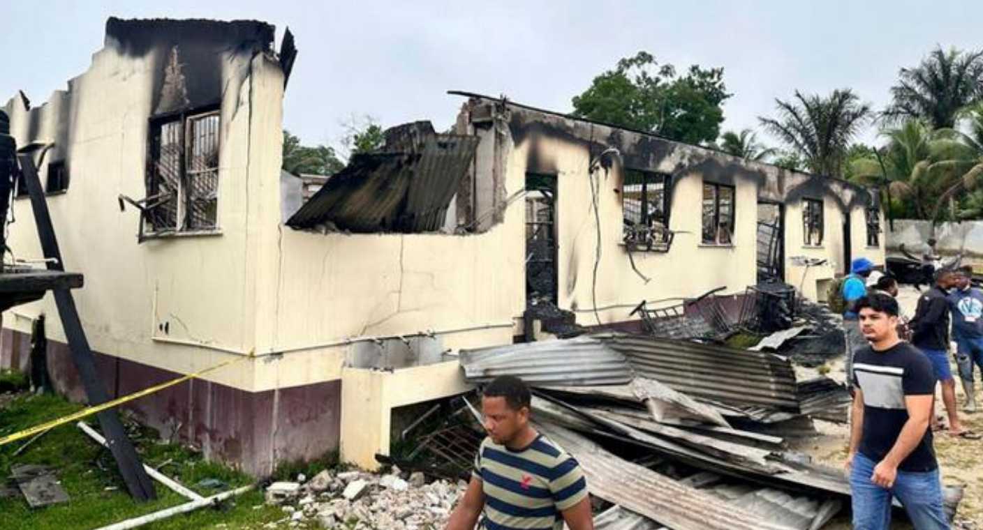 Por un celular, estudiante provocó incendio en escuela donde murieron 19 jóvenes en Guyana