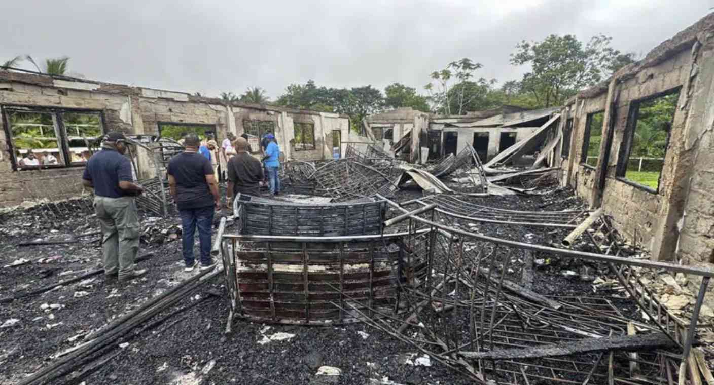 Acusan a adolescente como adulta por la muerte de 19 estudiantes en escuela de Guyana