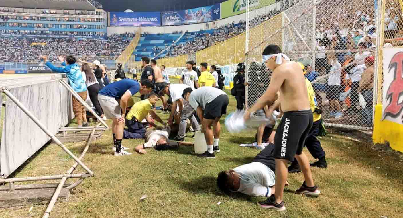 Estampida humana en estadio deja tres muertos en El Salvador