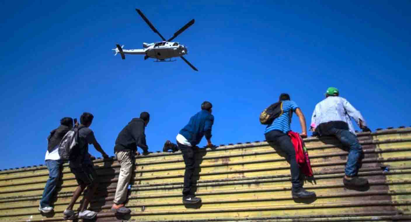 Biden ordena reforzar muro fronterizo donde hay más cruces de migrantes