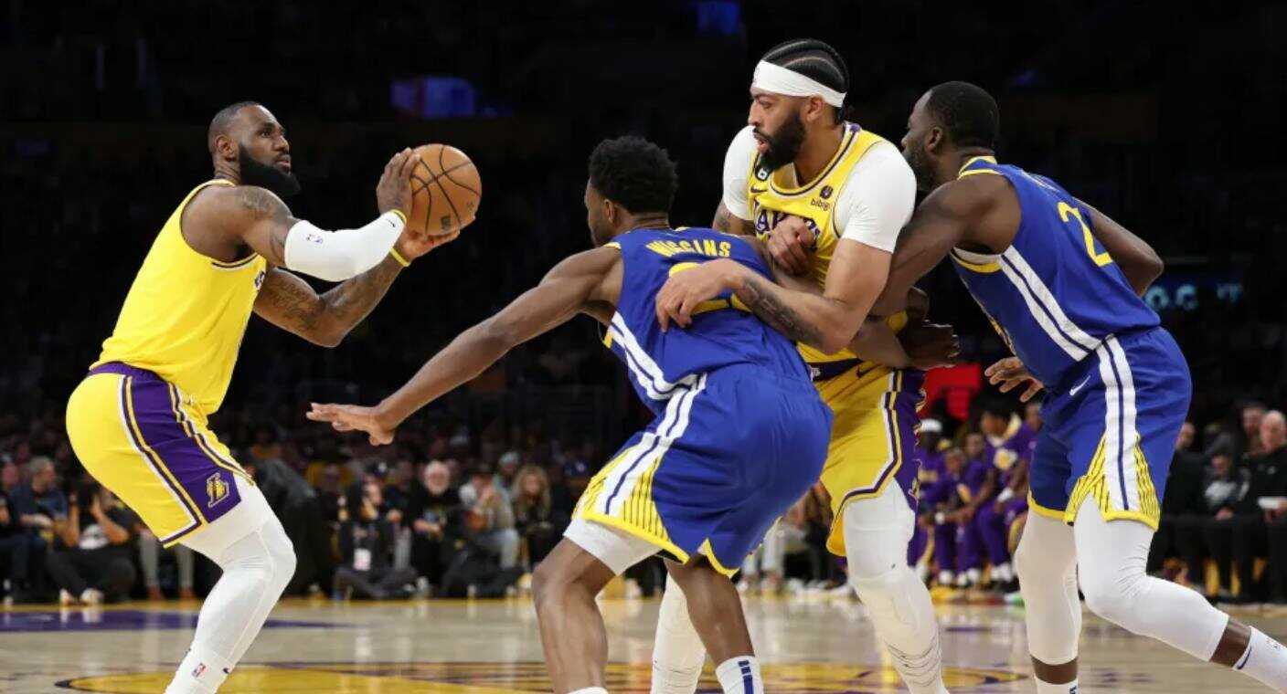 Lakers derrotan a Warriors y los dejan al borde de la eliminación en Playoffs de la NBA