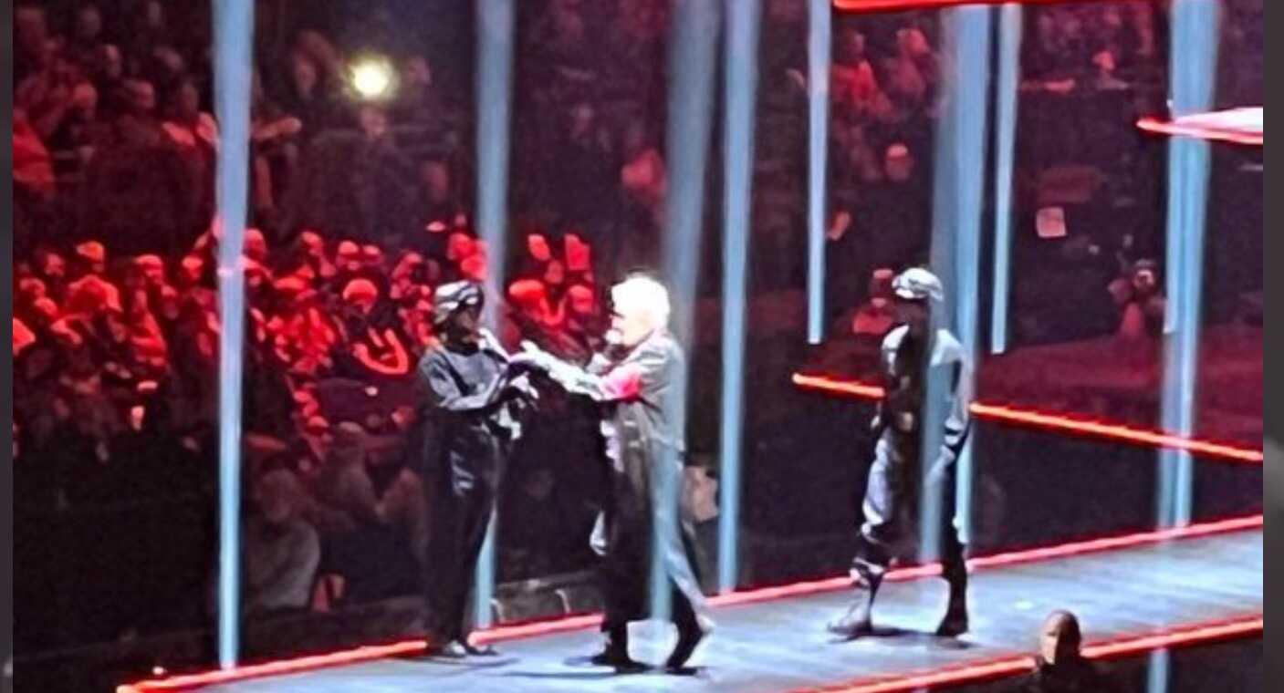 Investigan a Roger Waters por usar un atuendo de estilo nazi en concierto