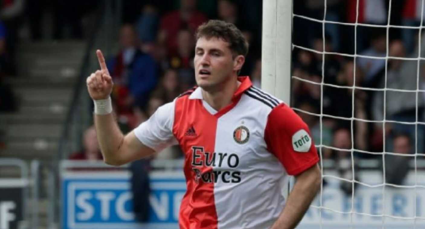 Santiago Giménez supera a Luis García y Chiharito Hernández con más goles en su primera temporada