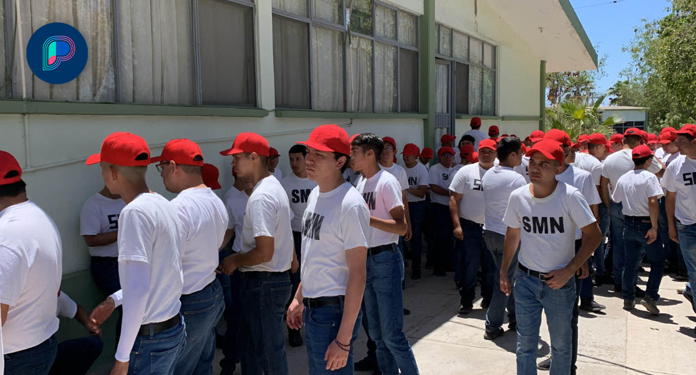 Toman protesta de Bandera remisos y voluntarias de Servicio Militar clase 2004 en Hermosillo