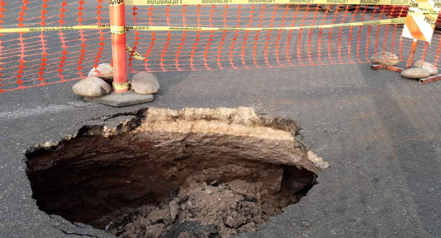 Se abre socavón sobre bulevar Solidaridad y avenida Cultura, en Hermosillo