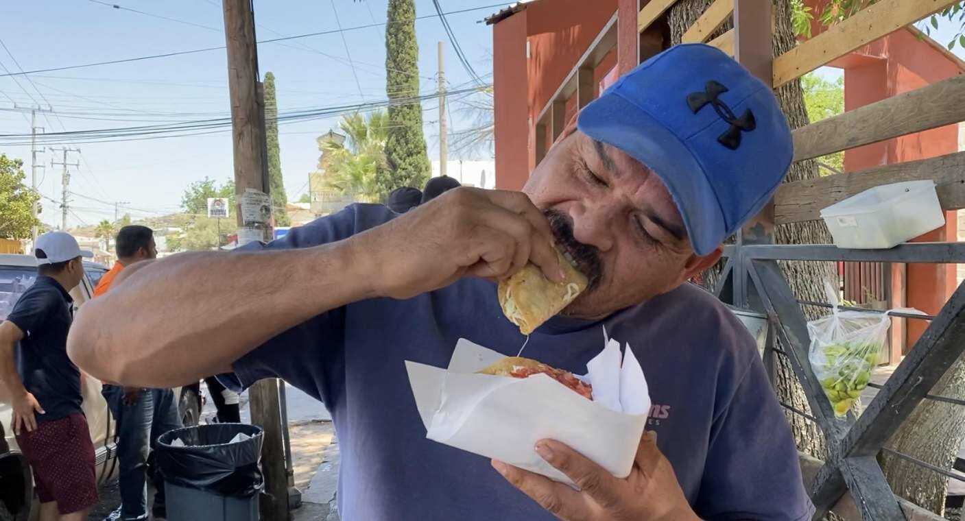 Jesús inició el puesto de "tacos de perro" hace 35 años en Nogales