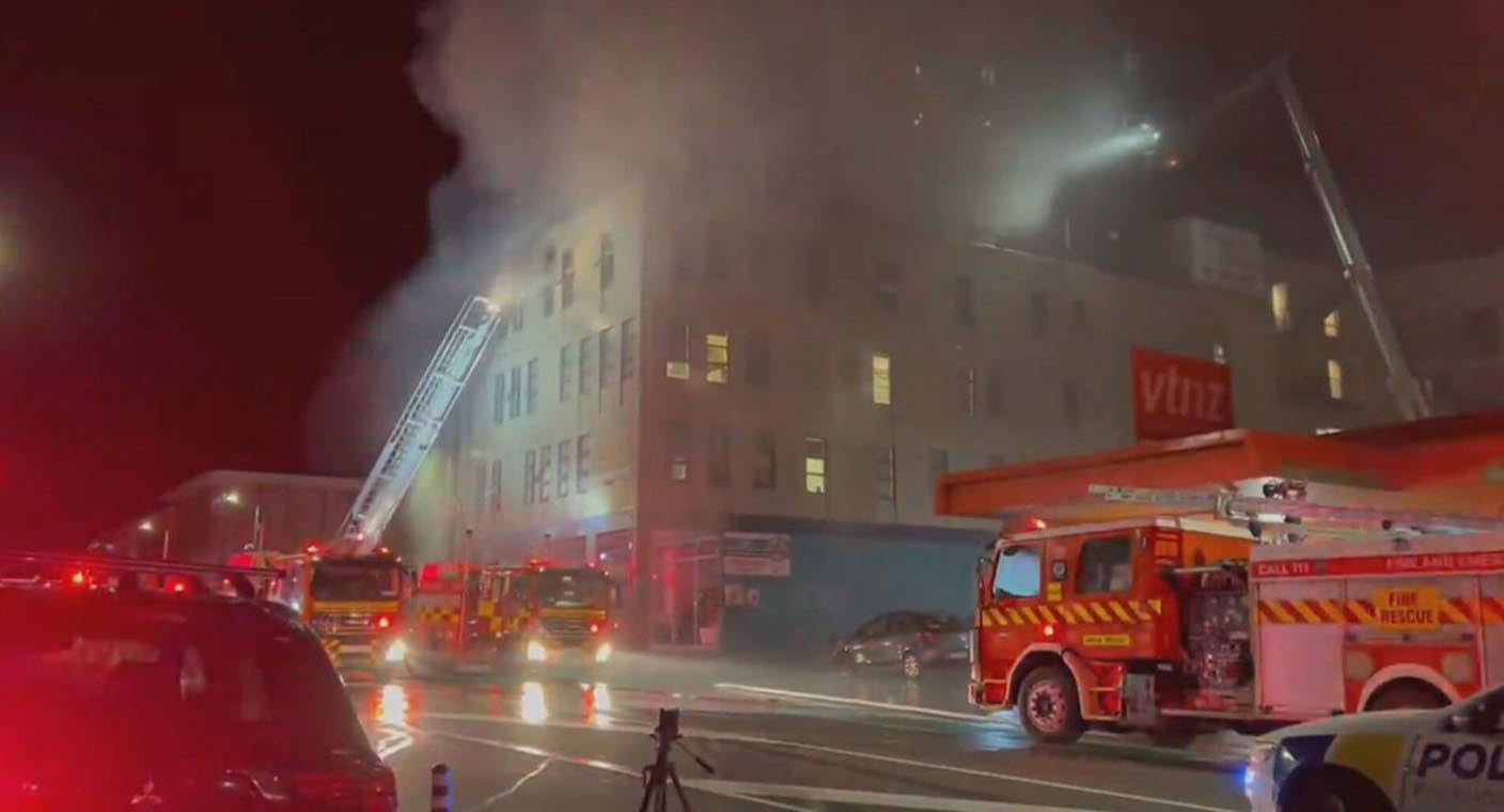 Reportan varios muertos tras incendio de hostal de 4 pisos en Wellington, Nueva Zelanda