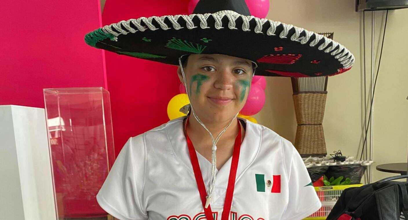 Piden oraciones para Xiomara Félix, ganadora de medalla plata en softbol, resultó lesionada en colapso de juego mecánico en Nogales