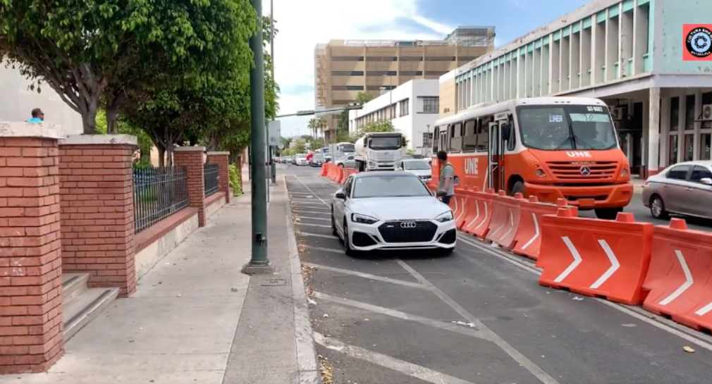 Siguen sin respetar automovilistas ciclovía de Rosales y Serdán, en Hermosillo, ponen en peligro a ciclistas: Cultura Bike