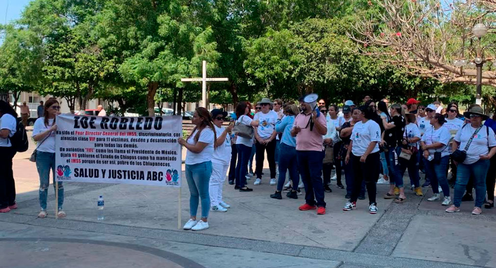 Padres y sobrevivientes de Guardería ABC se manifiestan frente a Palacio de Gobierno en Hermosillo, exigen mejor servicio médico
