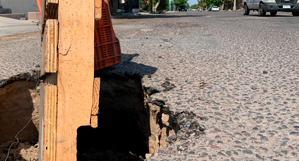 Surge socavón de un metro de profundidad en colonia Ley 57 de Hermosillo, tras caída de vehículo de carga