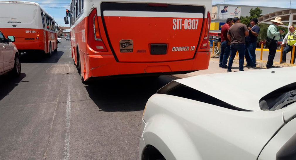 Camión impacta a un automóvil al dar reversa en bulevar Solidaridad, en Hermosillo