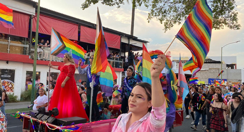 Marchan cientos de personas en Hermosillo para conmemorar mes del Orgullo Gay