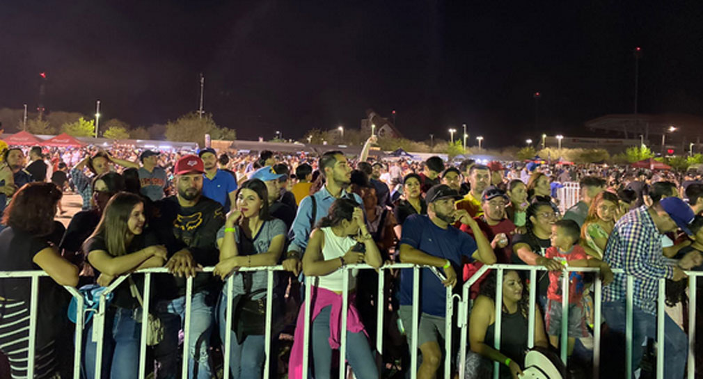Disfrutan hermosillenses del espectáculo Monster Truck para celebrar el Día del Padre, desde el Estadio Fernando Valenzuela
