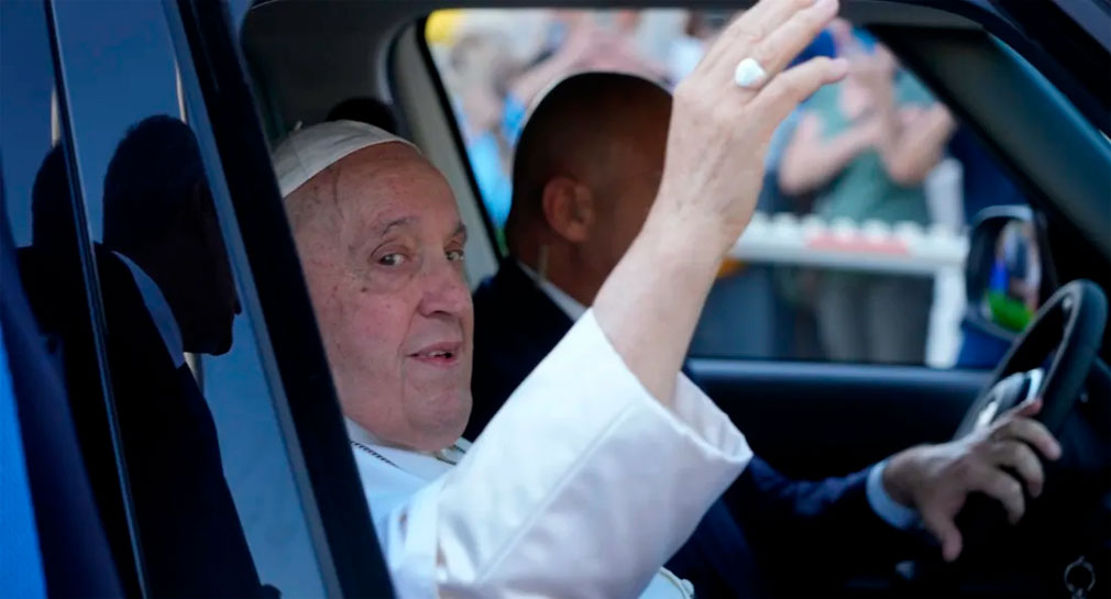“Sigo vivo”, bromea el papa Francisco a su salida del hospital tras operación de hernia y ser dado de alta