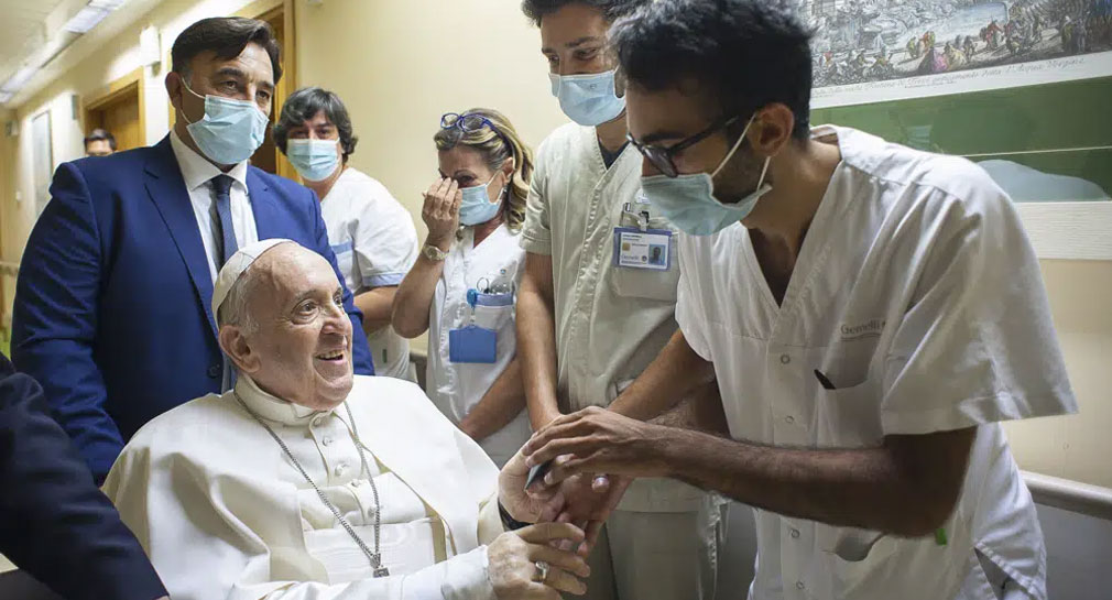 Papa Francisco sigue misa desde el hospital mientras se recupera de cirugía abdominal