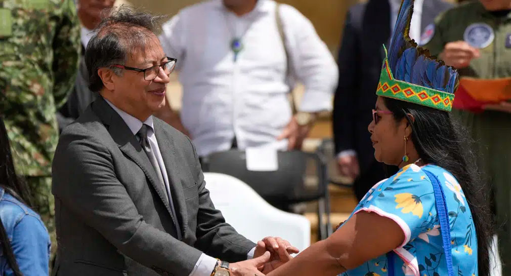 Presidente de Colombia reconoce a rescatistas de niños perdidos 40 días en la selva