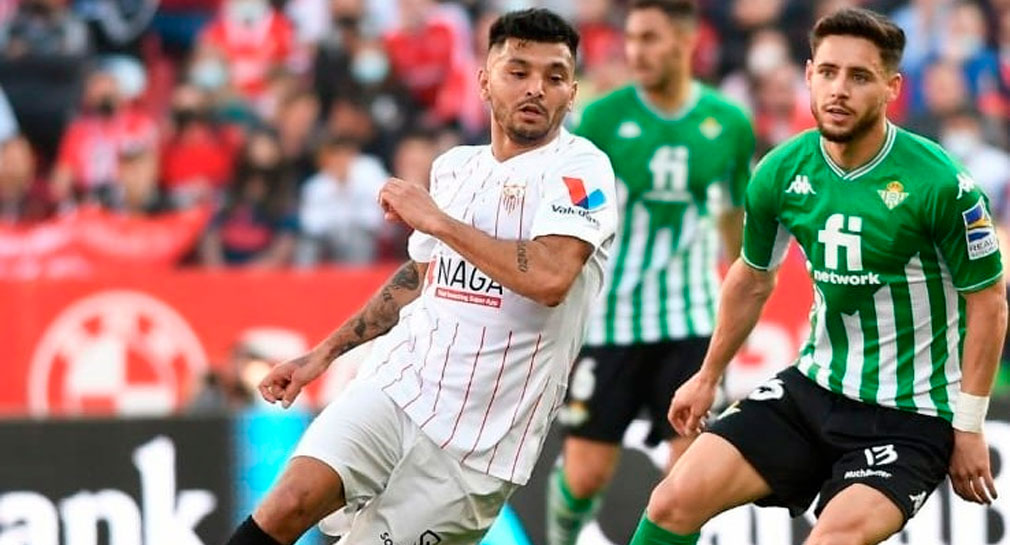 ‘Tecatito’ Corona analiza salir del Sevilla este verano, afirma su representante