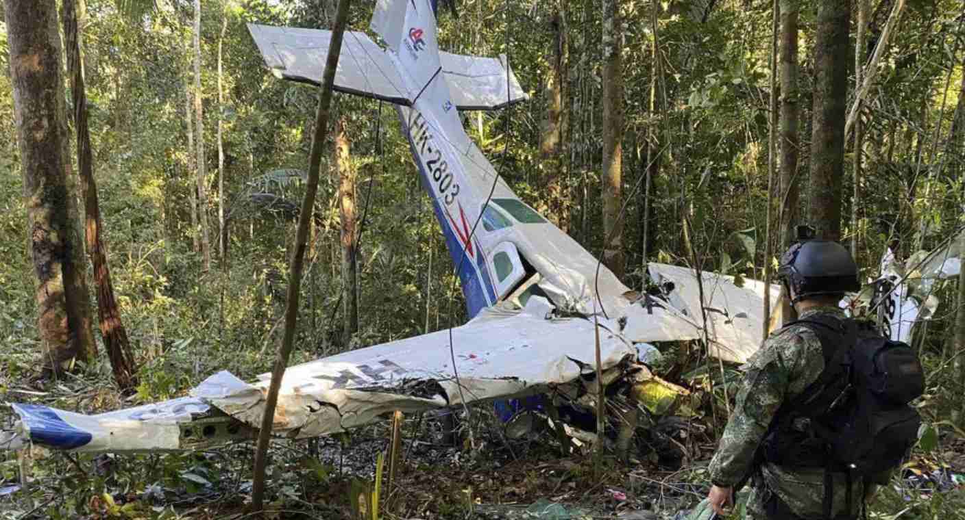 Un mes después, sigue búsqueda de menores que sobrevivieron a accidente aéreo en Colombia