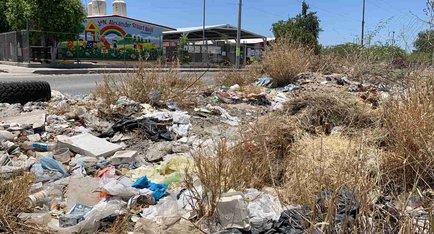 Reportan falta de atención y basura en baldío frente a un kínder en la colonia Villa Hermosa, de Hermosillo
