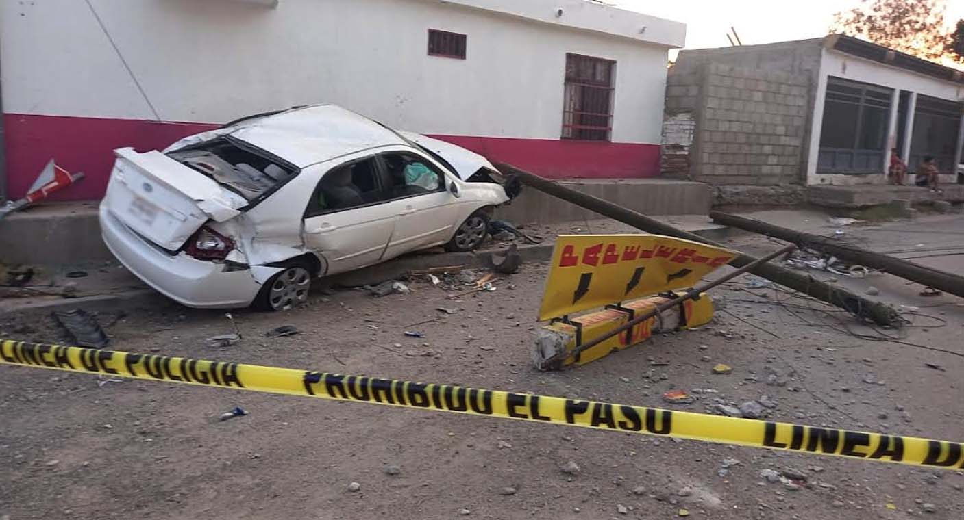 Auto se impacta contra postes de luz por manejar a exceso de velocidad en Hermosillo