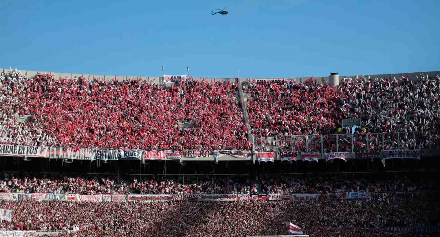 Hincha muere al caer de tribuna en Estadio Monumental de Argentina y suspenden partido