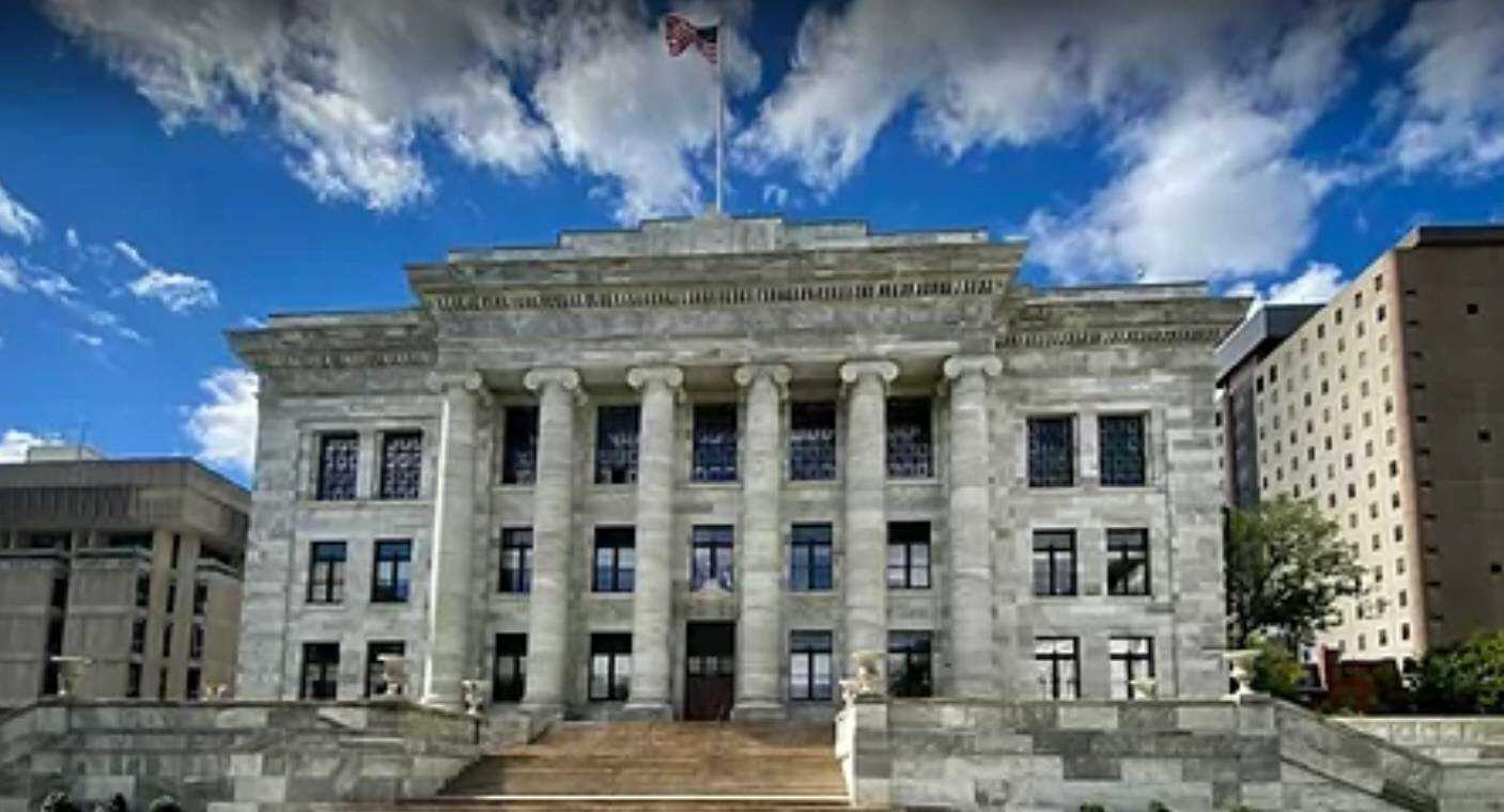 Exdirector de la morgue de Harvard es acusado por robo y venta de restos humanos