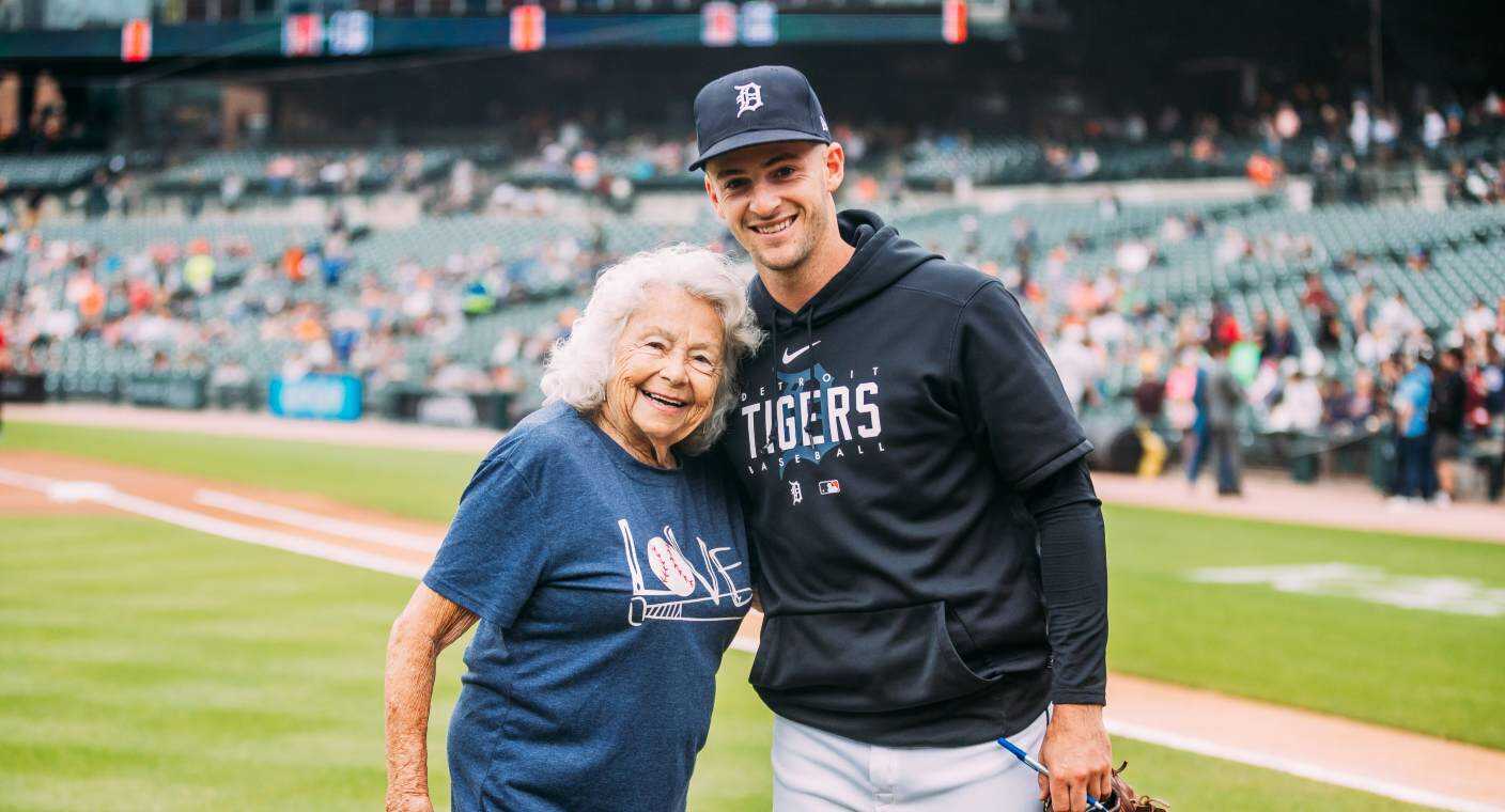 Mujer de 92 años cumple su sueño y visita los 30 estadios de beisbol de las Grandes Ligas en una temporada