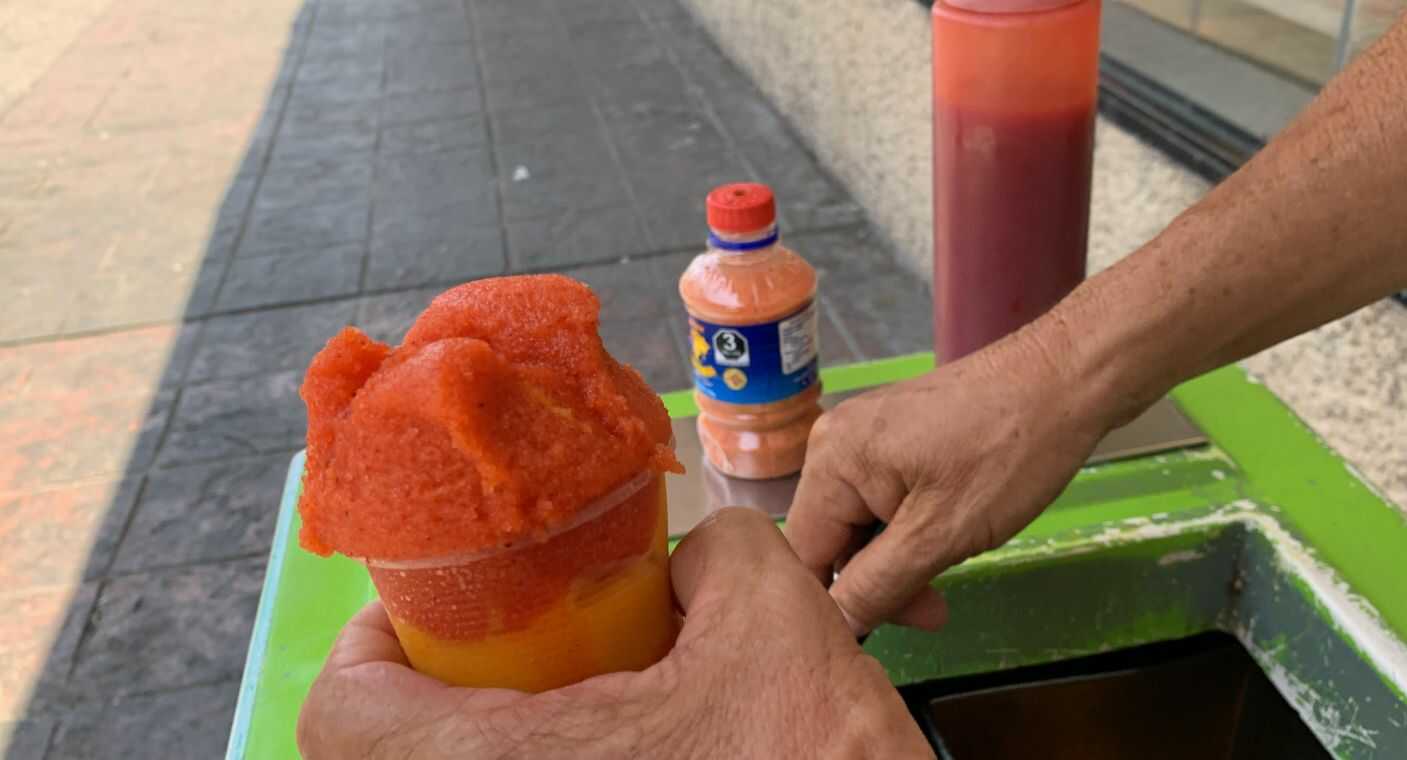 “No quieren salir de sus casas”: vendedores de aguas frescas y nieve señalan bajas ventas por calor en Hermosillo