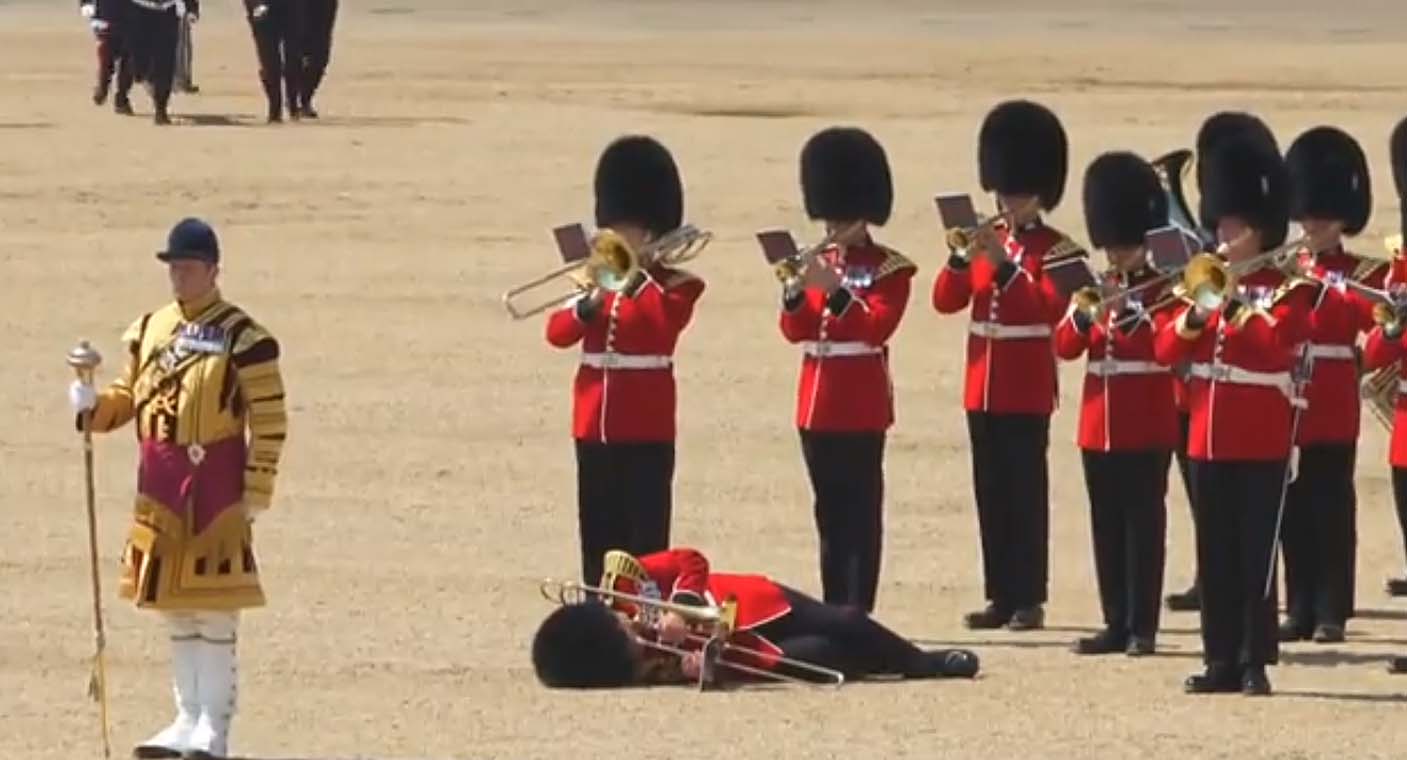 Soldados británicos se desmayan durante desfile por altas temperaturas en Londres (VIDEO)