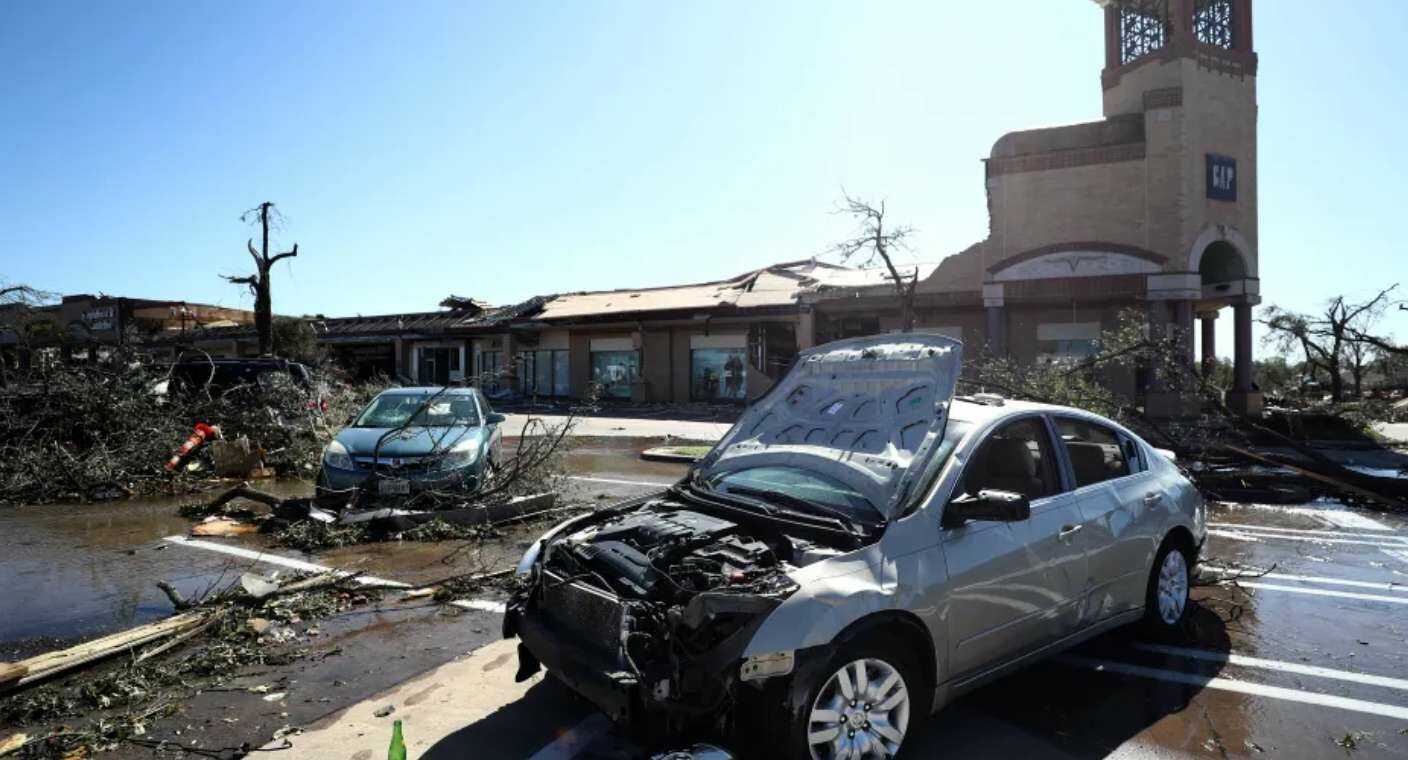 Cuatro muertos y destrozos deja paso de tornado en un pueblo de Texas