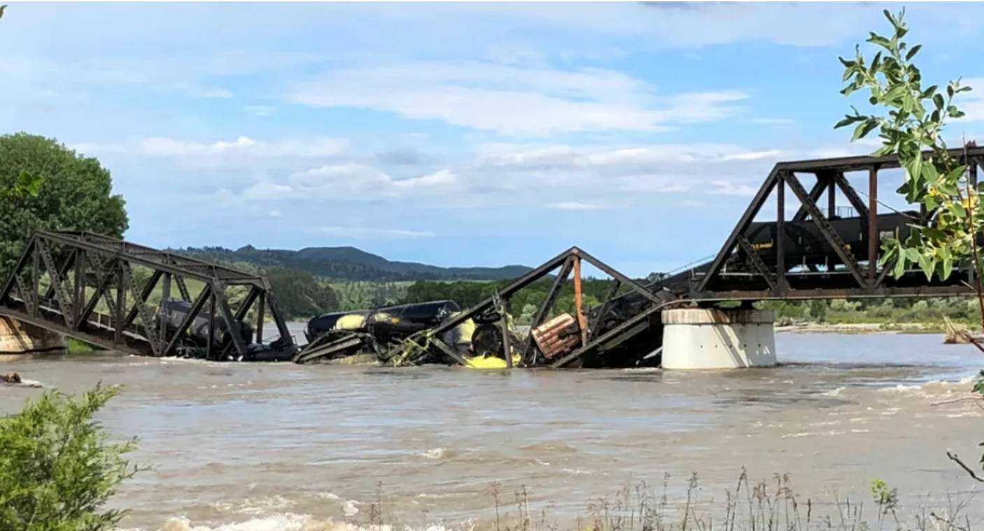 Tren que transportaba material peligroso cae a río tras derrumbarse un puente, en Montana