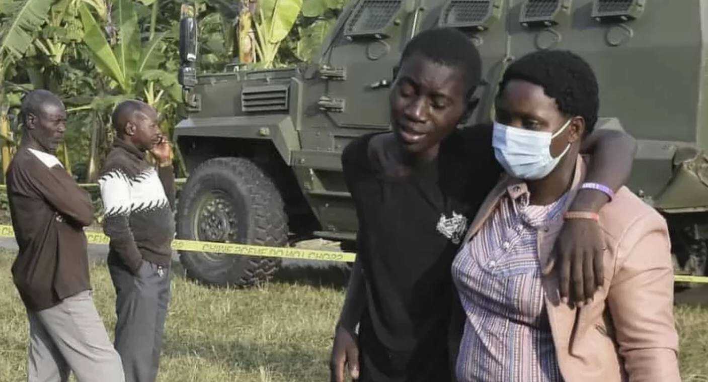 Decenas de estudiantes mueren y otros son secuestrados en ataque a escuela en Uganda