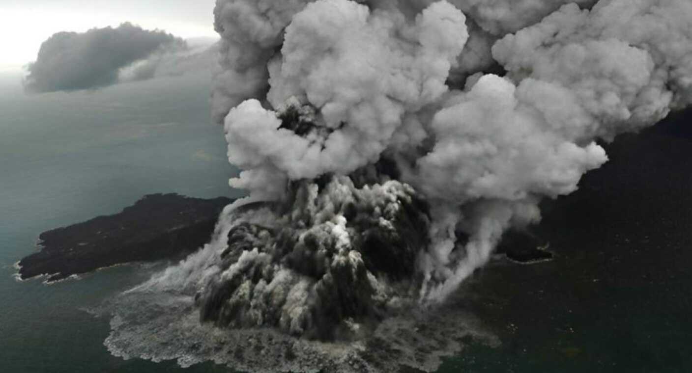 Volcán Anak Krakatau en Indonesia expulsa cenizas a más de tres kilómetros de altura