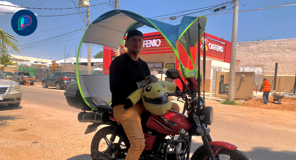 Para refugiarse del sol de Hermosillo, Alan Fraijo adaptó un techo a su moto para repartir comida por aplicación