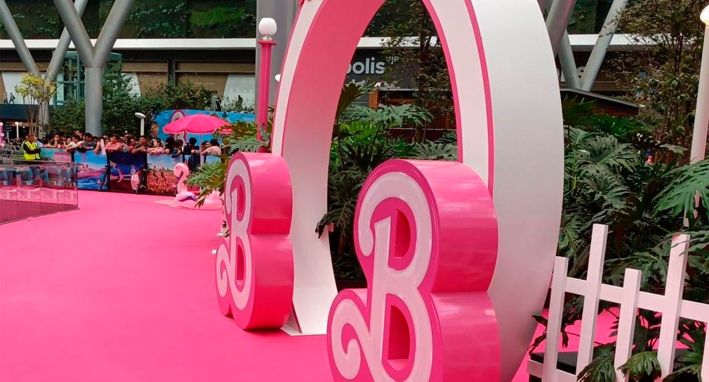 Llega a México elenco de Barbie, fans ya los esperan en la alfombra rosa
